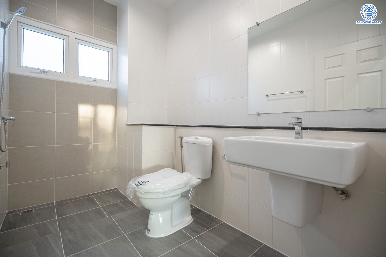 บ้านมือสองตกแต่งใหม่ โครงการ เพอร์เฟคเพลส1 ราชพฤกษ์ คุณภาพแบรนด์ Property Perfect เนื้อที่ 66.2 ตร.ว. ตอบโจทย์ทุกการอยู่อาศัย ฟังก์ชัน 3 ห้องนอน 3 ห้องน้ำ 2 ที่จอดรถ บนทำเลติดถนนราชพฤกษ์ ใกล้วงเวียนพระราม5 รถไฟฟ้าสายสีม่วง "สถานีบางรักน้อยท่าอิฐ" และจุดขึ้นทางด่วน "กาญจนาภิเษก"